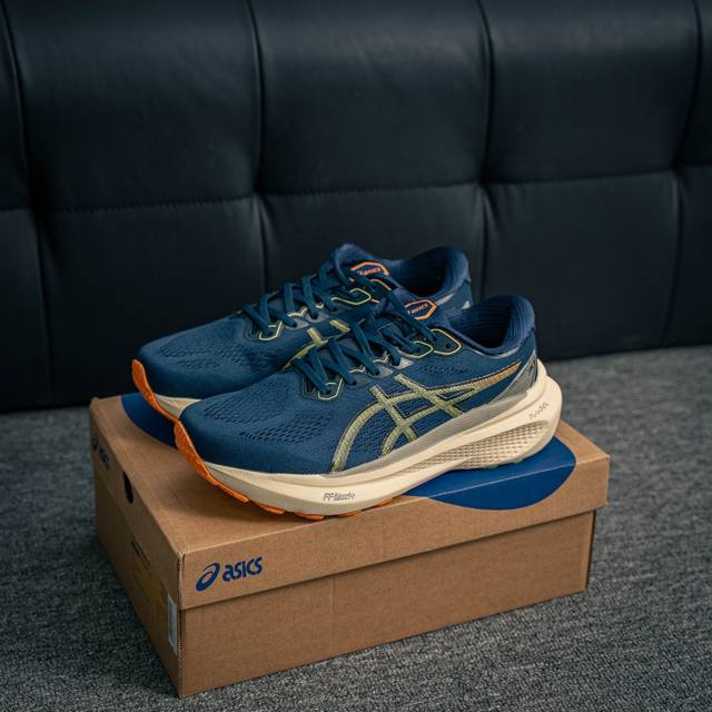 核心私 Asics Gel-Kayano 30简约百搭舒适耐磨透气低帮跑步鞋，Kayano是由板砖脚感进化而来的亚瑟士稳定跑鞋。在第30代，在支撑中保证了稳定。
