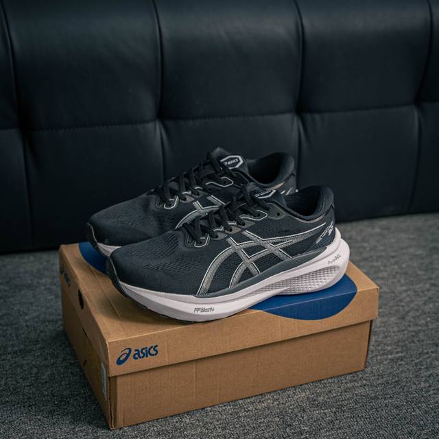 核心私 Asics Gel-Kayano 30简约百搭舒适耐磨透气低帮跑步鞋，Kayano是由板砖脚感进化而来的亚瑟士稳定跑鞋。在第30代，在支撑中保证了稳定。