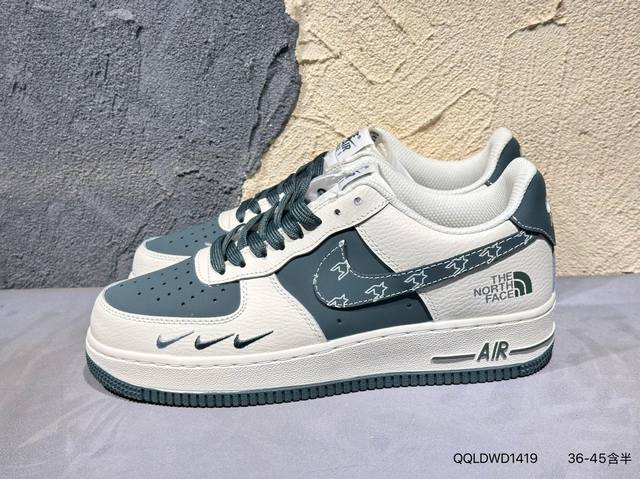 nike Air Force 1 Low “ What The Nyc” 纽约限定鸳鸯 采用了多材质多色调的不对称手法 这款 Nyc 纽约版本还融入了渐变双色勾