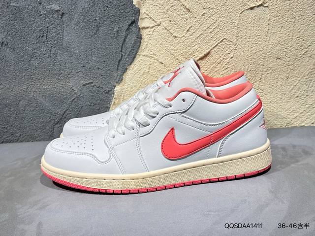 新品上市实拍 Air Jordan 1 Low 低帮 蓝柠檬 Aj1 乔丹1代 Aj1 乔1 低邦 蓝黄拼接 乔丹篮球鞋系列 鞋身采用蓝色皮革勾勒轮廓，明黄色注