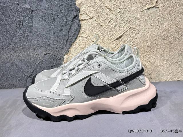 w Nike Tc 7900 新款老爹鞋 注入非凡时尚气息 塑就高雅外观 耐穿合成材质搭配柔软丝绒 该鞋款保留了挚爱的加垫鞋口 柔软泡绵缓震配置 和抓附力十足的