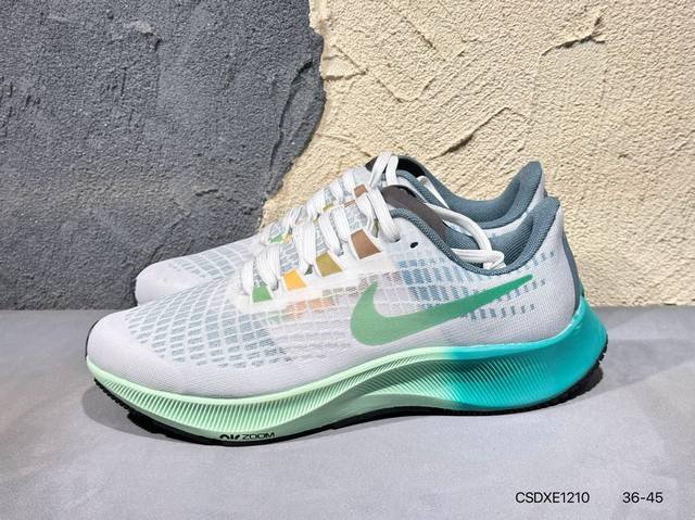 耐克Nike Air Zoom Pegasus 37登月 网面透气跑步鞋 兼顾迅疾外观和稳固脚感 后跟覆面和中足动态支撑巧妙融合 缔造稳定顺畅的迈步体验 采用密