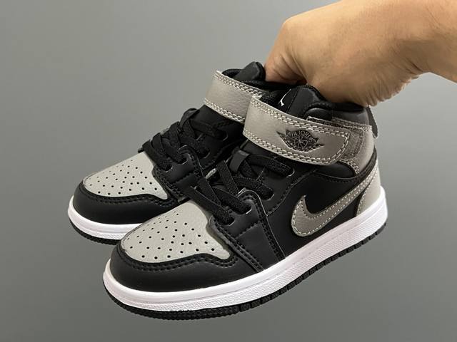 乔一真标头层魔术扣儿童运动鞋 Size：22-37.5码 经典乔丹系列 魔术扣松紧带设计，穿脱自如 中帮款式设计，保护稚嫩脚踝 上脚超级洋气