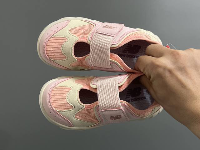 牛B新款920玛丽珍网面拼接魔术贴儿童凉鞋 Size：24-37码 时髦又洋气的Nb玛丽珍系列 网面优质皮料拼接，透气又舒适 1:1高端定制Md大底，脚感超舒服