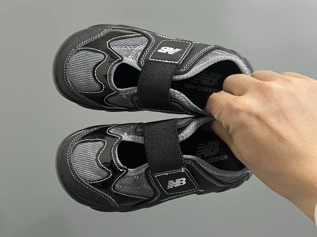 牛B新款920玛丽珍网面拼接魔术贴儿童凉鞋 Size：24-37码 时髦又洋气的Nb玛丽珍系列 网面优质皮料拼接，透气又舒适 1:1高端定制Md大底，脚感超舒服