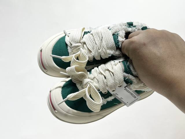 特价 檀健次同款新款开口笑魔术贴儿童帆布鞋 Size：26-35码 檀健次同款开口笑，简约百搭款式 魔术贴设计，穿脱方便 耐磨防滑大底，脚感超赞