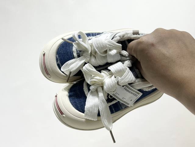 特价 檀健次同款新款开口笑魔术贴儿童帆布鞋 Size：26-35码 檀健次同款开口笑，简约百搭款式 魔术贴设计，穿脱方便 耐磨防滑大底，脚感超赞