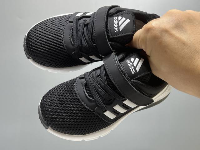 特价 A家新款网面魔术贴松紧带儿童运动鞋 Size：26-37码 经典Adidas款式 网面拼接，透气又舒适 耐磨防滑大底，脚感超赞