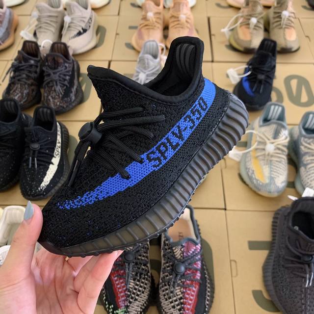 纯实拍一眼心动的Yeezy 系列来啦！ 顶配版仅需130抢 不得不说Yeezy 真的是很吃香！ 椰子的颜值实在高而且超级好搭配！重点是脚感无敌好～实在太好穿真爆