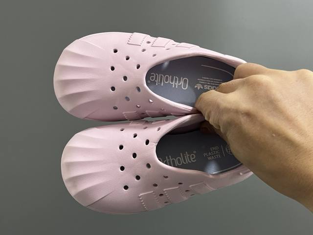 a家丑萌洞洞一脚蹬儿童凉鞋 Size：24-37码 丑萌丑萌的小可爱凉鞋 透气孔设计，舒适不闷脚 附赠一对鞋垫，方便清洗 一体成型工艺，全身无胶