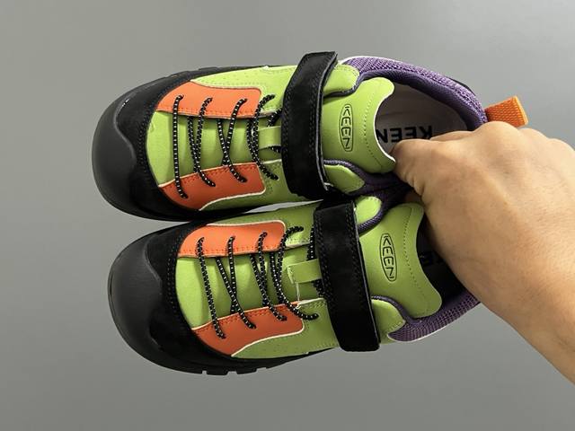 潮牌Keen真皮儿童魔术贴登山鞋 Size：26-37码 潮牌登山系列 包头款式设计，真皮拼接，质感满满 橡胶耐磨防滑大底，脚感超赞 不管是户外还是日常都非常合