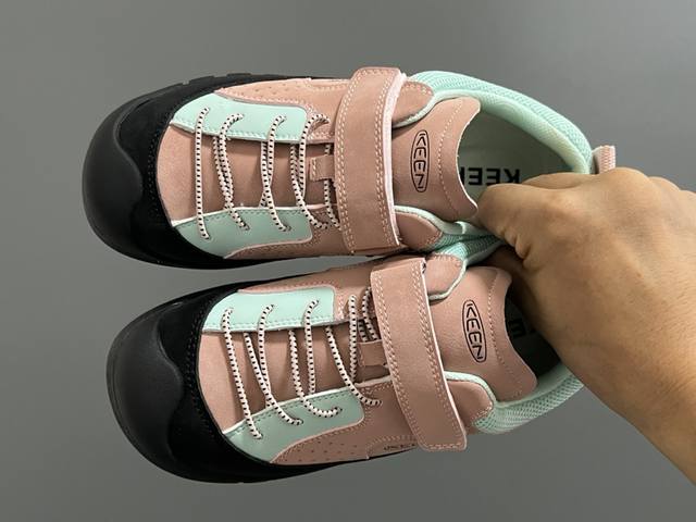 潮牌Keen真皮儿童魔术贴登山鞋 Size：26-37码 潮牌登山系列 包头款式设计，真皮拼接，质感满满 橡胶耐磨防滑大底，脚感超赞 不管是户外还是日常都非常合