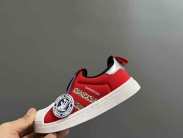 ad 专G版贝壳头经典一脚蹬儿童运动鞋 Size：22-35码 经典款一脚蹬是童鞋的鼻祖，空气棉鞋面材质，一体式软贝壳头鞋底很好的保护了容易磕碰的小脚丫，鞋底蜂