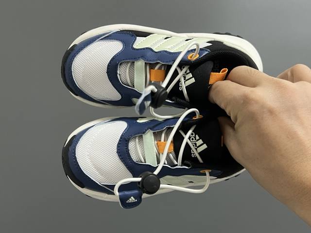 a家新款松紧扣儿童老爹运动鞋 Size：24-37码 经典Adidas老爹款 松紧扣设计，穿脱方便 优质皮料拼接，质感满满 橡胶耐磨防滑大底，脚感不言而喻