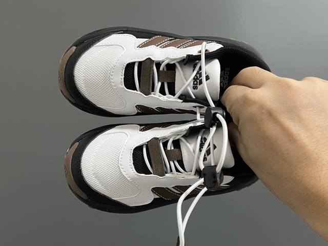 a家新款松紧扣儿童老爹运动鞋 Size：24-37码 经典Adidas老爹款 松紧扣设计，穿脱方便 优质皮料拼接，质感满满 橡胶耐磨防滑大底，脚感不言而喻