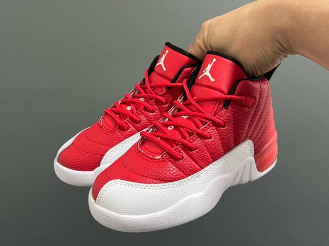 乔12 高帮鞋带款儿童篮球鞋 Size：22-37码 经典乔12款式 高帮款式设计，保护稚嫩脚踝 优质皮料拼接，质感满满