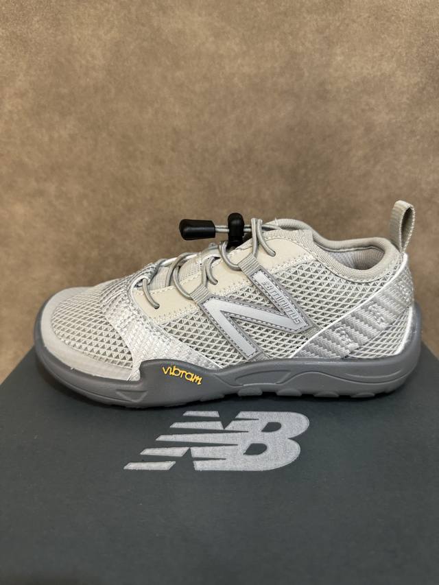new Balance Nb Mt10 系列高圆圆同款轻便赤足童低帮薄底鞋休闲跑步鞋 尺码26-37 采用弹力扣设计，方便宝贝穿脱透气网鞋面，清爽透气让双脚在炎
