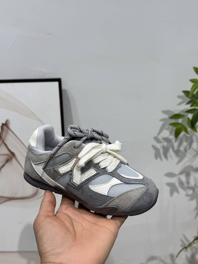 nb 9060Miumiu 联名款猪八皮网面魔术贴童鞋 尺码24–37 采用鞋带设计、独特的风格非常有质感！版型超级好看不肥不胖爱了爱了上脚非常轻便百搭～