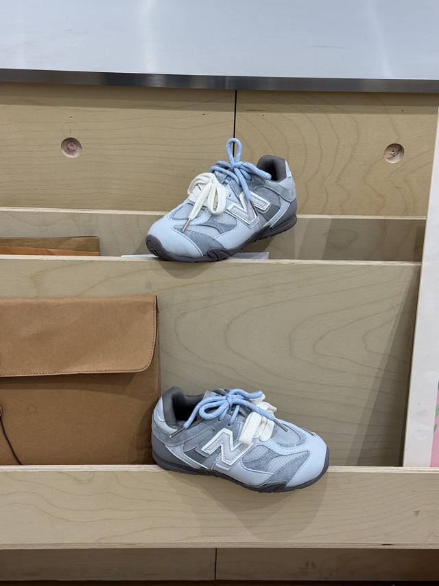 nb 9060Miumiu 联名款猪八皮网面魔术贴童鞋 尺码24–37 采用鞋带设计、独特的风格非常有质感！版型超级好看不肥不胖爱了爱了上脚非常轻便百搭～