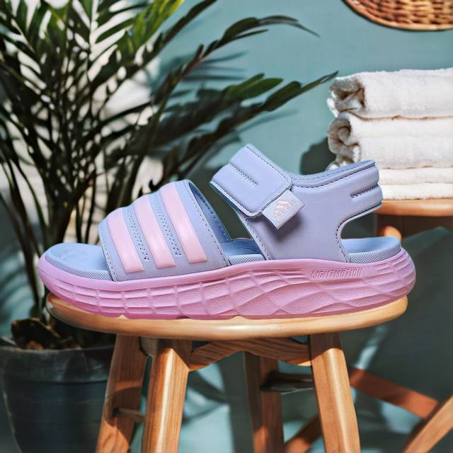 热 销 夏季Adidas的设计一直都是简单大气上档次，却又潮爆了！这双凉鞋，你值得拥有，不管单穿还是配双袜子，你都是这条街最潮的仔！26-37
