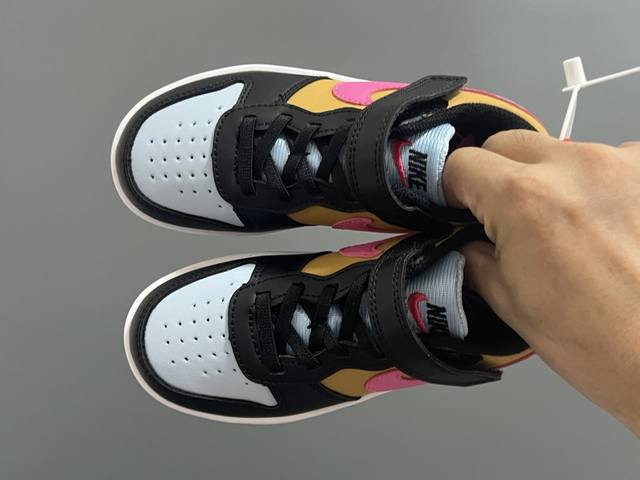 nk 空一号工装低帮魔术贴儿童板鞋小白鞋 Size：24-37码 经典百搭板鞋小白鞋，学生时代必备 低帮魔术贴设计，穿脱方便 橡胶大底，耐磨防滑 优质皮料拼接，
