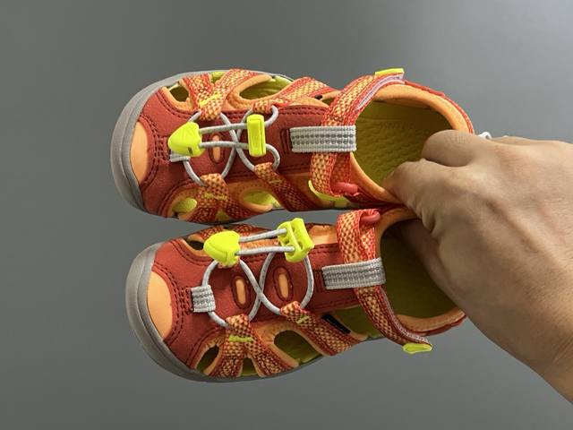 海外版Keen潮牌二代轻便儿童溯溪两穿凉鞋 Size：24-37码 新工厂P新工艺 升级版二代 细节做工超精致 橡胶耐磨防滑大底，脚感超赞 魔术贴设计，方便调节