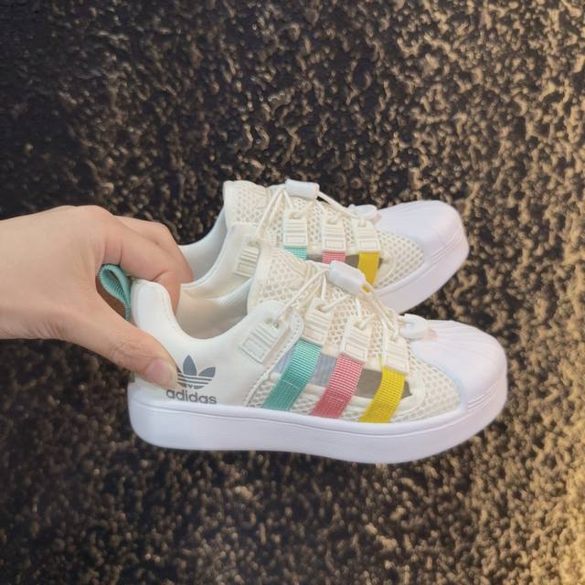 didas 贝壳头凉鞋 德训鞋童鞋 阿迪达斯贝壳头德训鞋童鞋 包头防撞凉鞋 系带方式:松紧扣 号码:26-37
