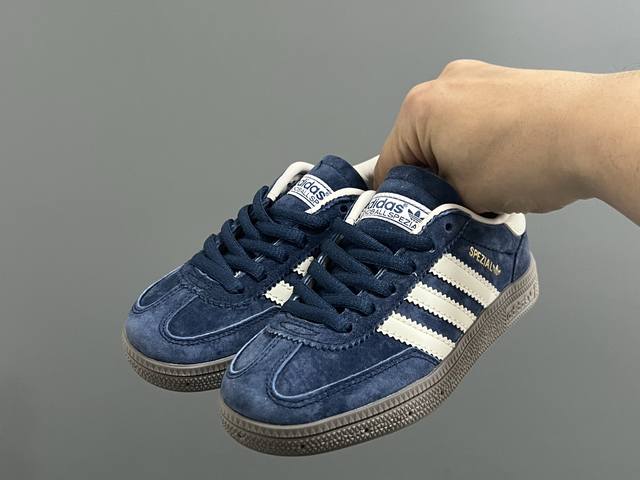 a家新款Handball Spezial儿童手球鞋休闲鞋 Size：24-37码 超百搭的新款德训 优质猪八革面料，质感满分 橡胶耐磨防滑大底，脚感超赞 额外附