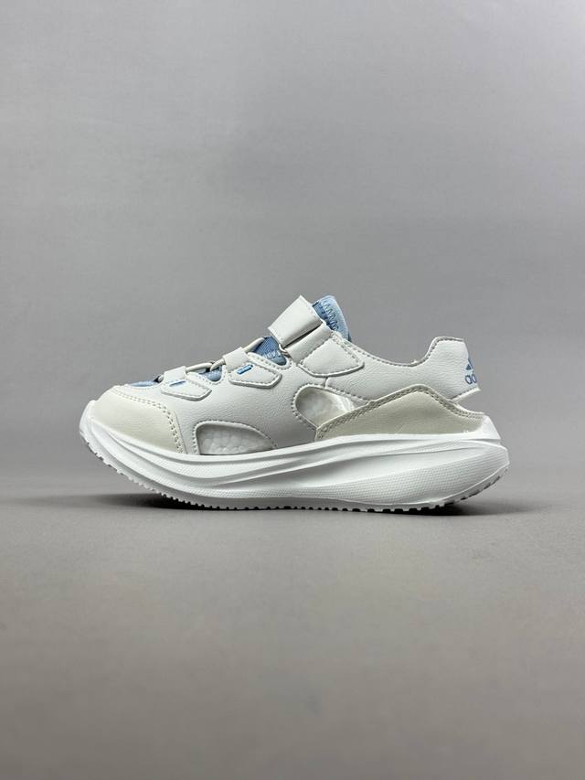 adidas夏日穿搭凉鞋 夏季必备 采用质感柔软且出众回弹的Md大底， 缔造非凡舒适的日常穿着体验 助你保持活力 ， 鞋身立体感强 鞋身包边弧度 平顺 。 尺码