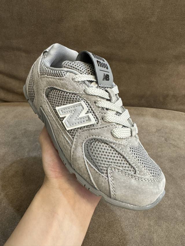 nb 530 Miumiu 猪八皮网面系带联名款童鞋 尺码24–37 采用鞋带设计、独特的风格非常有质感！版型超级好看不肥不胖爱了爱了上脚非常轻便百搭～