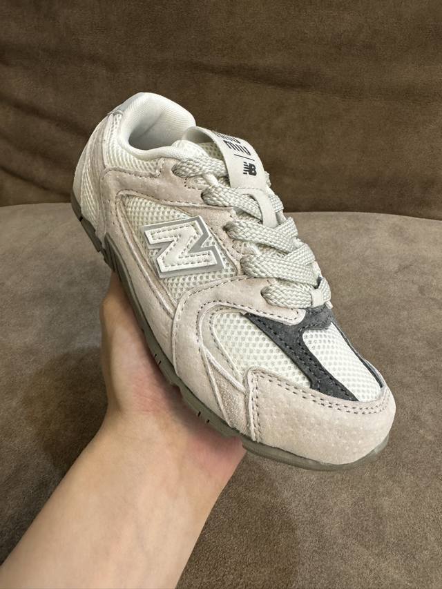nb 530 Miumiu 猪八皮网面系带联名款童鞋 尺码24–37 采用鞋带设计、独特的风格非常有质感！版型超级好看不肥不胖爱了爱了上脚非常轻便百搭～