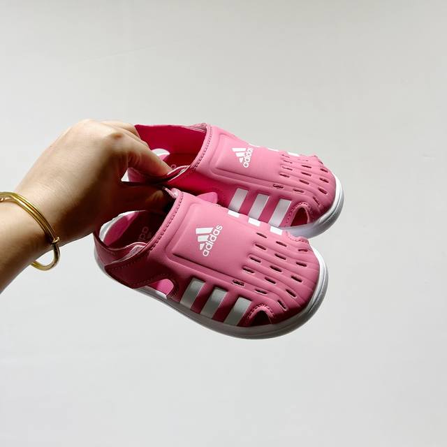 专柜版Adidas小海马三代儿童凉鞋 Size:22-35码 Adidas小海马三代童鞋，踩出快乐的步伐设计超级萌萌哒，色彩斑斓，就像彩虹在脚边跳舞。 经典Ad
