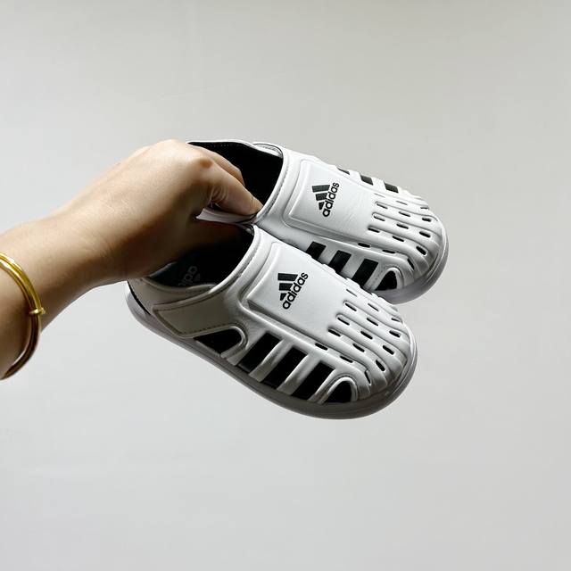 专柜版Adidas小海马三代儿童凉鞋 Size:22-35码 Adidas小海马三代童鞋，踩出快乐的步伐设计超级萌萌哒，色彩斑斓，就像彩虹在脚边跳舞。 经典Ad