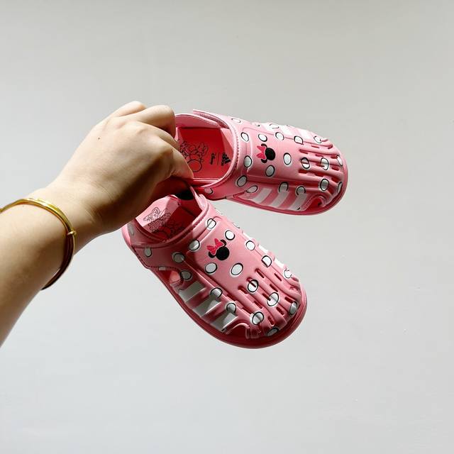专柜版Adidas小海马三代儿童凉鞋 Size:22-35码 Adidas小海马三代童鞋，踩出快乐的步伐设计超级萌萌哒，色彩斑斓，就像彩虹在脚边跳舞。 经典Ad