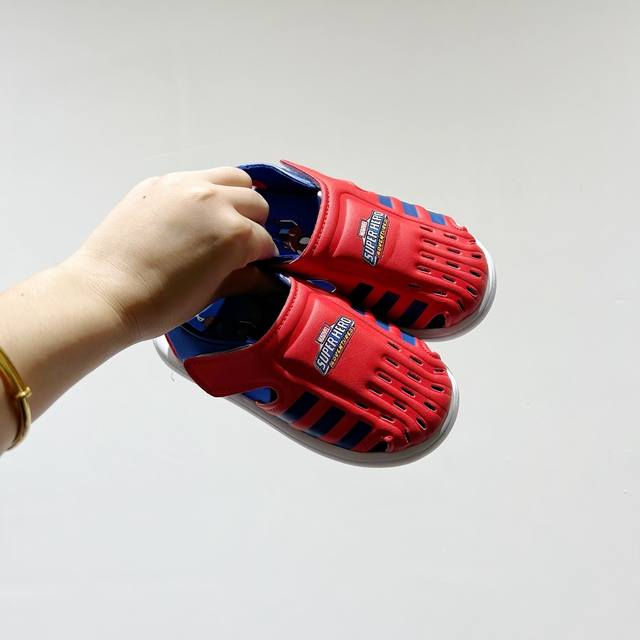 专柜版Adidas小海马三代儿童凉鞋 Size:22-35码 Adidas小海马三代童鞋，踩出快乐的步伐设计超级萌萌哒，色彩斑斓，就像彩虹在脚边跳舞。 经典Ad