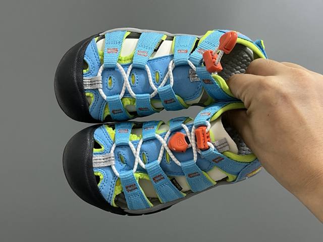 海外版 Keen 科恩溯溪后跟魔术贴儿童凉鞋 Size：26-37码 海外代购版 这鞋型太好看啦丑萌丑萌感 松紧带设计，后跟魔术贴，方便调节 溯溪两穿橡胶耐磨大
