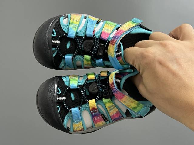 海外版 Keen 科恩溯溪两穿儿童凉鞋 Size：26-37码 海外代购版 这鞋型太好看啦丑萌丑萌感 魔术贴松紧带设计，方便调节 溯溪两穿橡胶耐磨大底，抓地力超