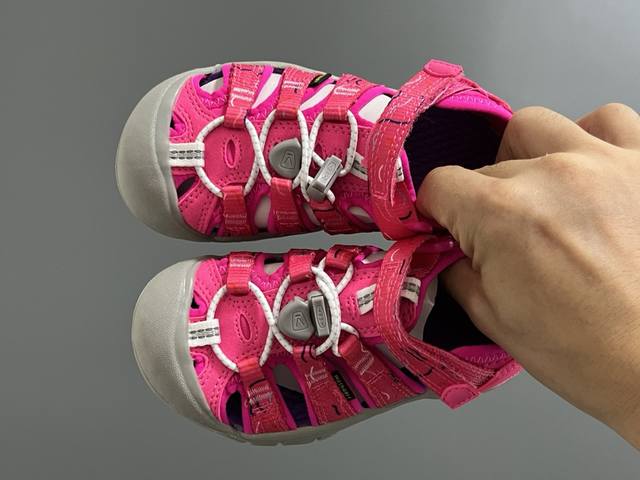 海外版 Keen 科恩溯溪两穿儿童凉鞋 Size：26-37码 海外代购版 这鞋型太好看啦丑萌丑萌感 魔术贴松紧带设计，方便调节 溯溪两穿橡胶耐磨大底，抓地力超