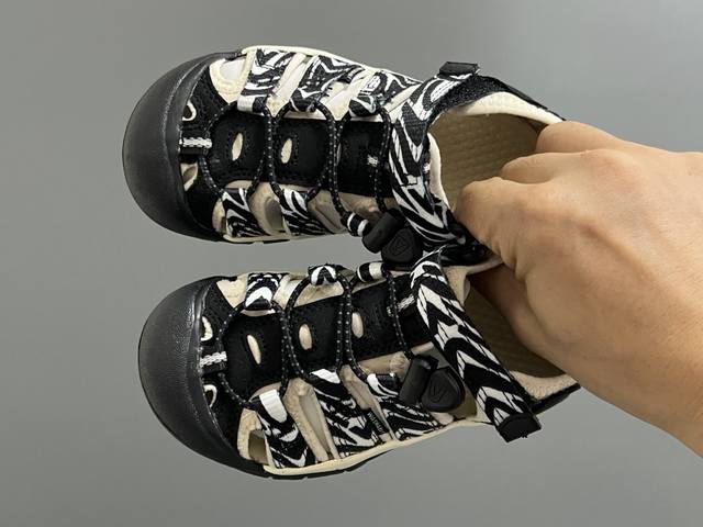 海外版 Keen 科恩溯溪两穿儿童凉鞋 Size：26-37码 海外代购版 这鞋型太好看啦丑萌丑萌感 魔术贴松紧带设计，方便调节 溯溪两穿橡胶耐磨大底，抓地力超