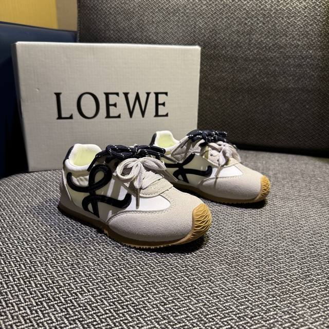 loewe罗意威 双色联名款 隐形魔术贴 Size：27-37码 经典系列 优质尼龙拼接，质感满满 低帮款式 透气又舒适 魔术贴设计，穿脱超方便
