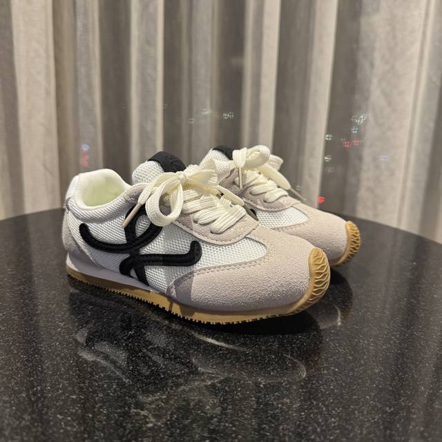 loewe罗意威 Size：27-37码 经典系列 优质网面拼接，质感满满 低帮款式 透气又舒适 魔术贴设计，穿脱超方便