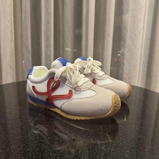 loewe罗意威 Size：27-37码 经典系列 优质网面拼接，质感满满 低帮款式 透气又舒适 魔术贴设计，穿脱超方便