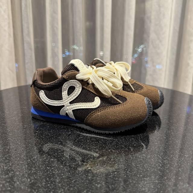 loewe罗意威 Size：27-37码 经典系列 优质网面拼接，质感满满 低帮款式 透气又舒适 魔术贴设计，穿脱超方便