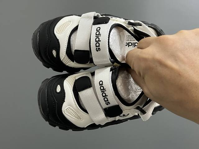 a家新款海螺魔术贴儿童凉鞋 Size：26-37码 经典包头款式设计 优质网面拼接，透气又舒适 不爱穿凉鞋的宝宝这款绝对设计神器 耐磨防滑大底，脚感不言而喻
