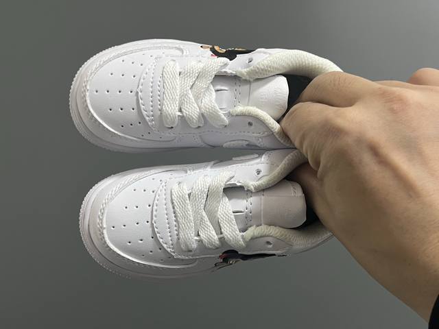 nk新款空一号卡通低帮鞋带款儿童休闲板鞋 Size：22-35码 经典空军一号款式 优质皮料拼接，质感满满 精致卡通印花，可爱又有趣 百搭又时髦Get
