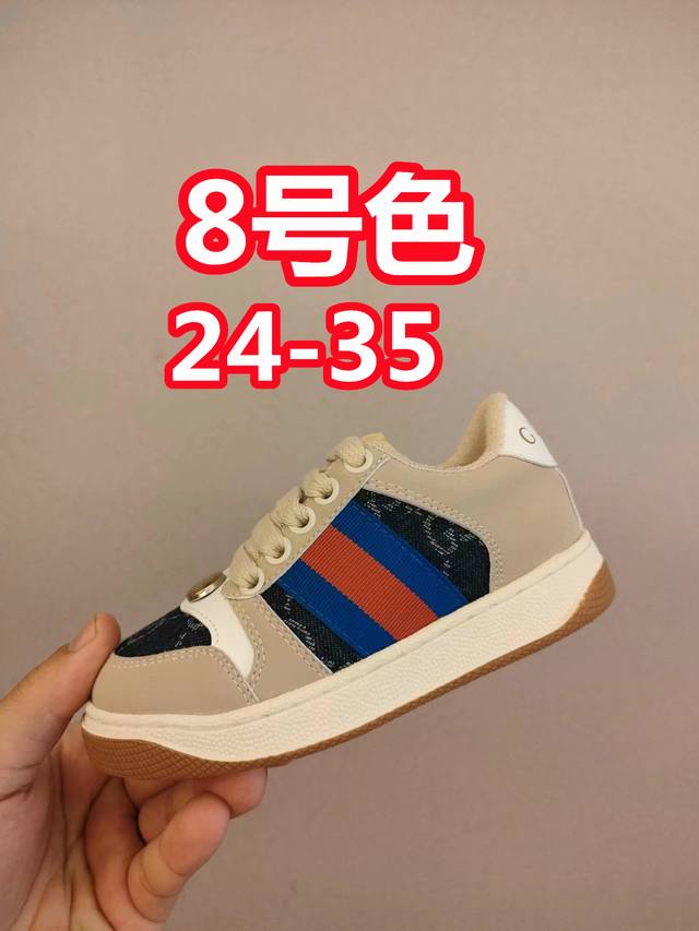出口欧洲版古驰Gucci头层皮 Gucci古驰新款儿童休闲鞋 Size：24-35码 必入的大牌系列，经典古驰小蜜蜂系列。出口欧版，货不多卖一双少一双。 优质皮