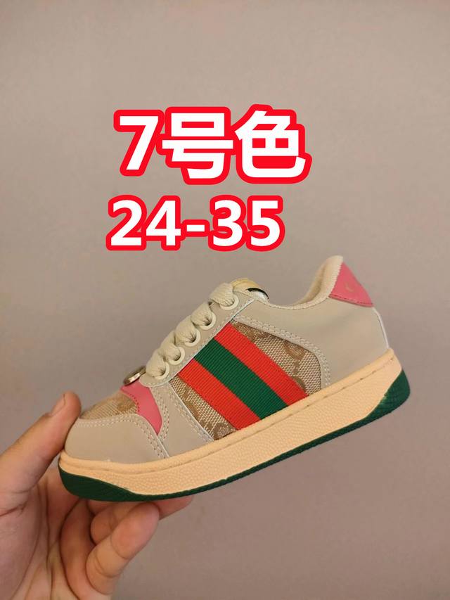 出口欧洲版古驰Gucci头层皮 Gucci古驰新款儿童休闲鞋 Size：24-35码 必入的大牌系列，经典古驰小蜜蜂系列。出口欧版，货不多卖一双少一双。 优质皮