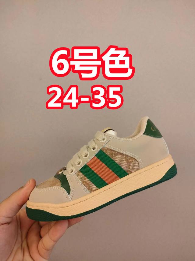 出口欧洲版古驰Gucci头层皮 Gucci古驰新款儿童休闲鞋 Size：24-35码 必入的大牌系列，经典古驰小蜜蜂系列。出口欧版，货不多卖一双少一双。 优质皮
