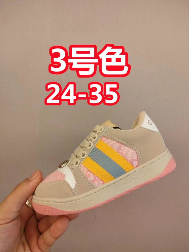 出口欧洲版古驰Gucci头层皮 Gucci古驰新款儿童休闲鞋 Size：24-35码 必入的大牌系列，经典古驰小蜜蜂系列。出口欧版，货不多卖一双少一双。 优质皮