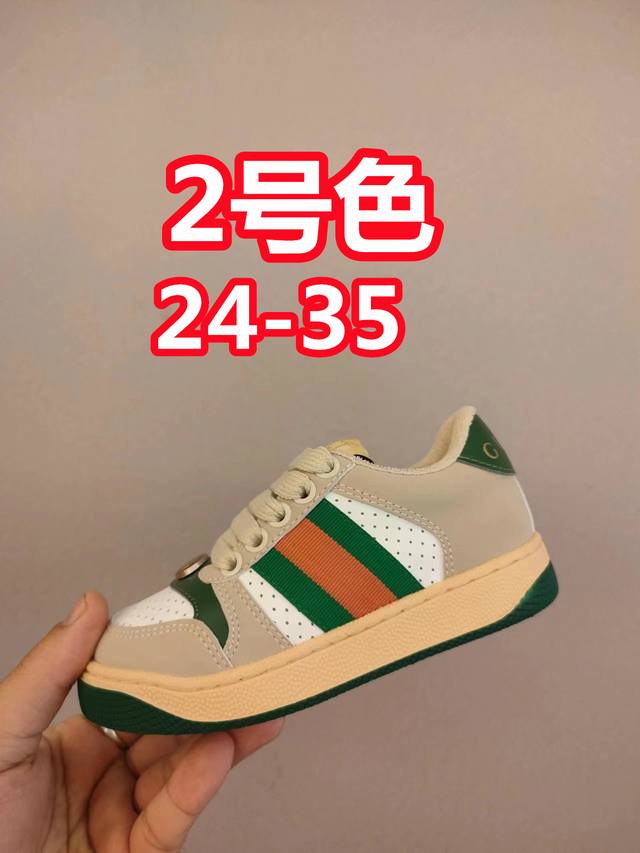 出口欧洲版古驰Gucci头层皮 Gucci古驰新款儿童休闲鞋 Size：24-35码 必入的大牌系列，经典古驰小蜜蜂系列。出口欧版，货不多卖一双少一双。 优质皮
